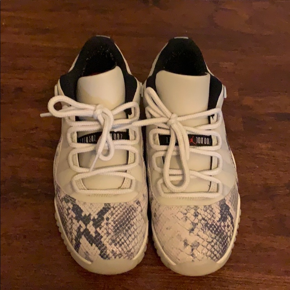 Air Jordan 11 Retro Low LE